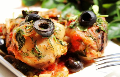 כרעי עוף עם זיתים ברוטב עגבניות