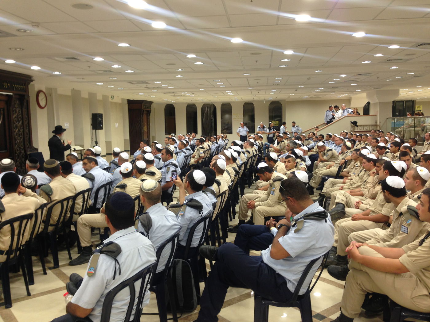 חצות לילה: מאות אנשי חיל האוויר בסליחות בישיבת "אור החיים"