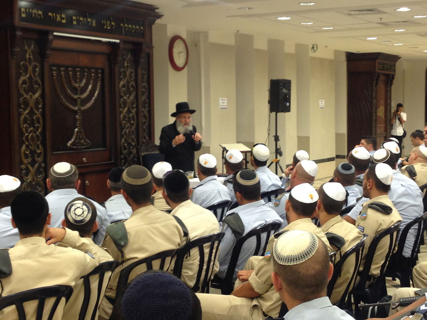 חצות לילה: מאות אנשי חיל האוויר בסליחות בישיבת "אור החיים"
