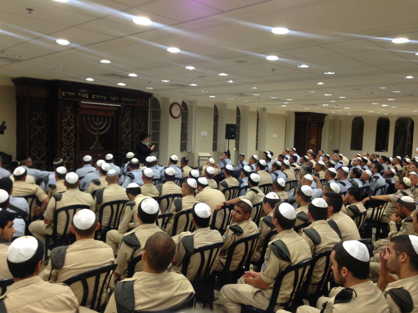 חצות לילה: מאות אנשי חיל האוויר בסליחות בישיבת "אור החיים"