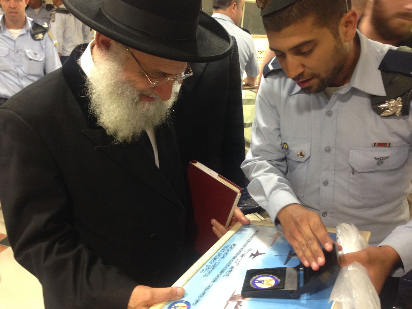 חצות לילה: מאות אנשי חיל האוויר בסליחות בישיבת "אור החיים"