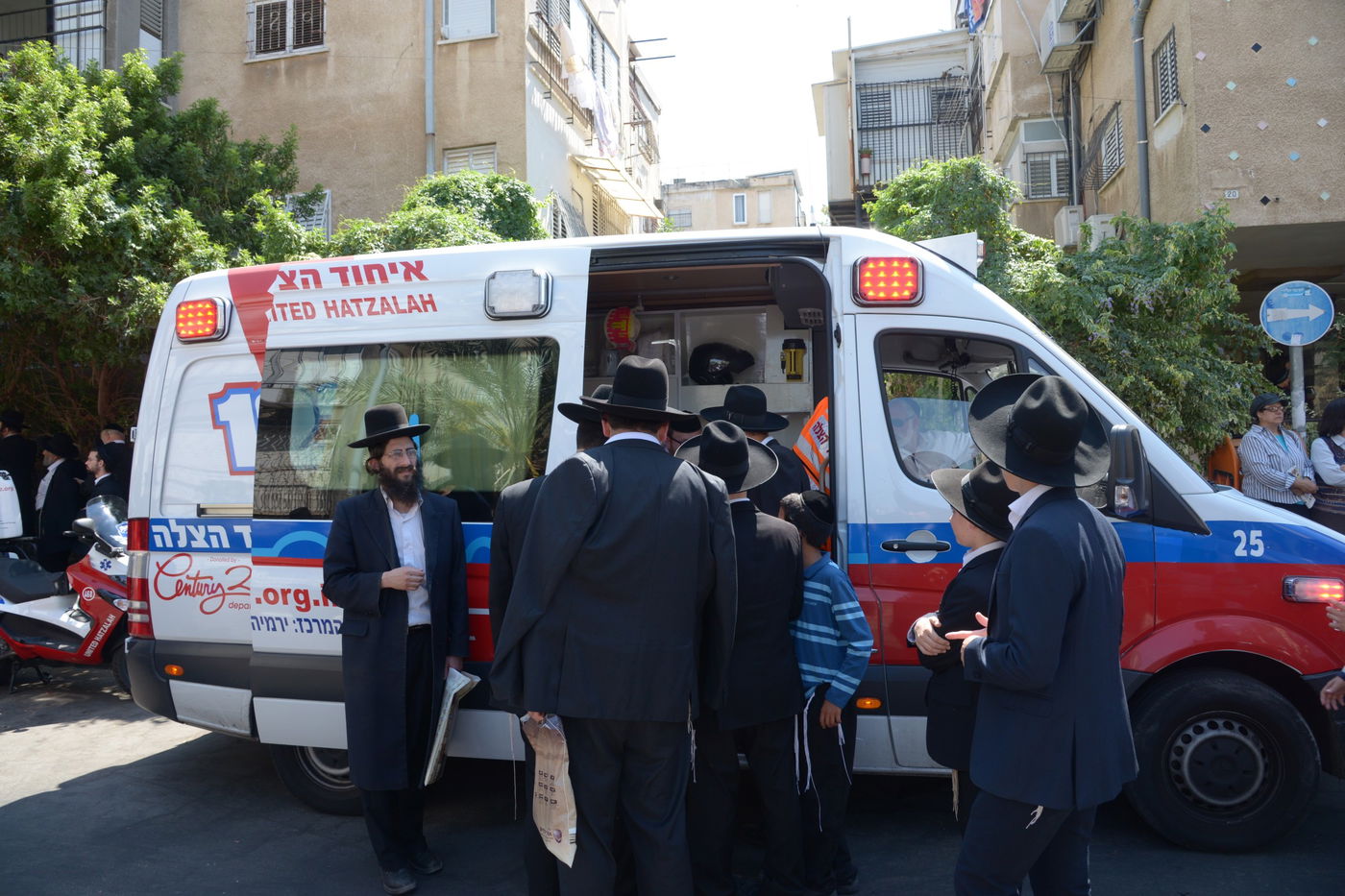 תיעוד: הגר"ח קנייבסקי בהלווית בתו הרבנית חנה שטיינמן ע"ה