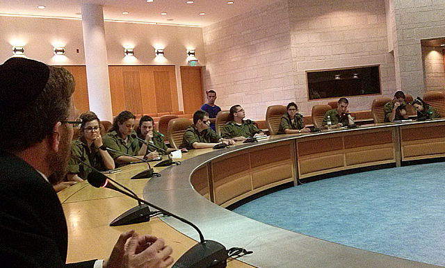 יצחק פינדרוס עם כתבי גלי צה"ל