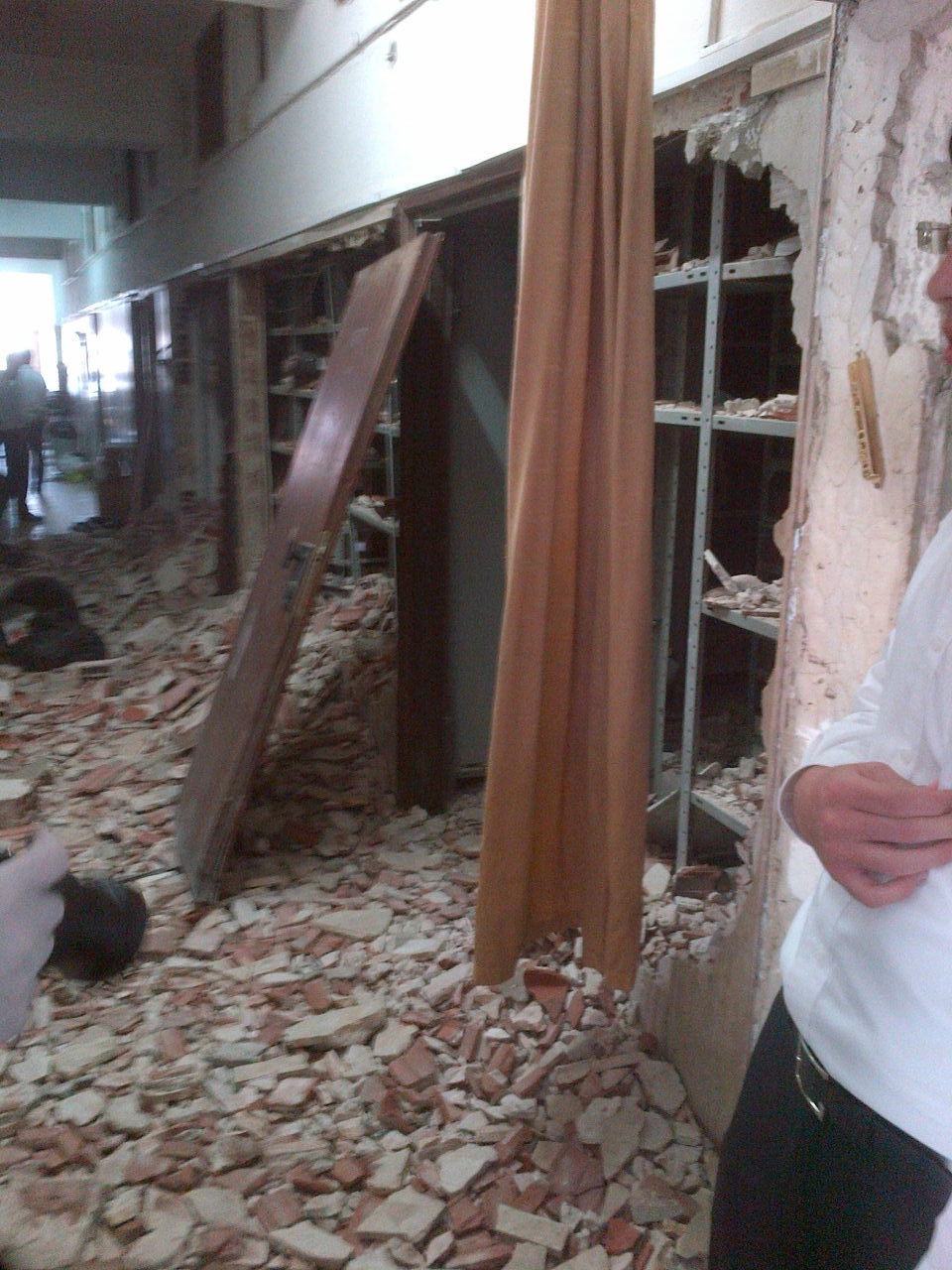 המאבק בפוניבז' מתעצם: שני בחורים בישיבה נעצרו ושוחררו