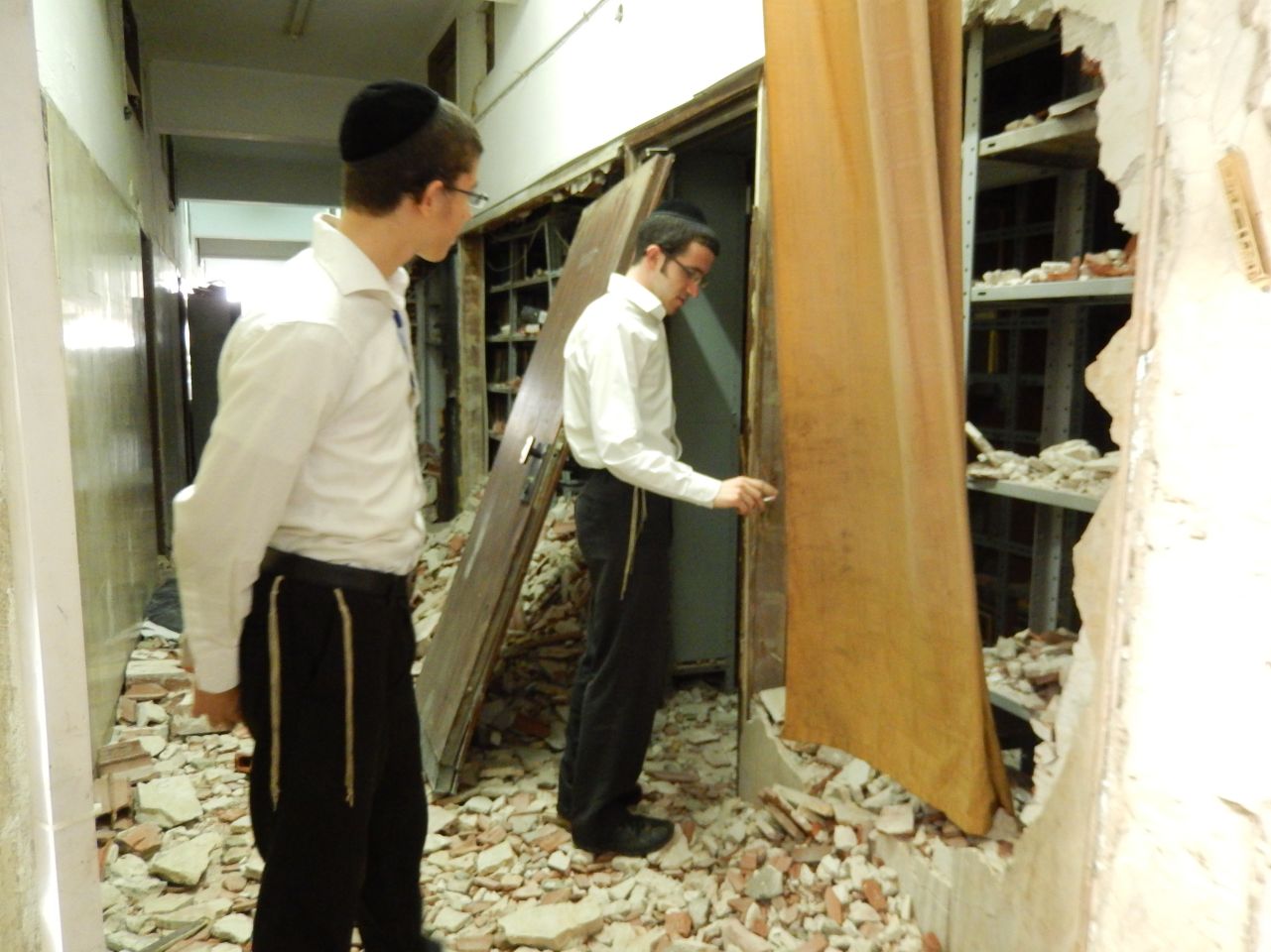 המאבק בפוניבז' מתעצם: שני בחורים בישיבה נעצרו ושוחררו