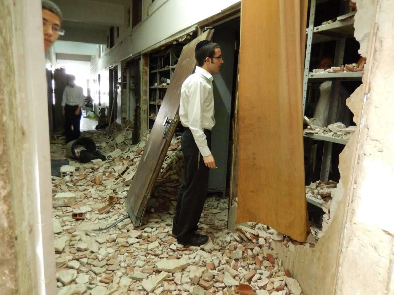 המאבק בפוניבז' מתעצם: שני בחורים בישיבה נעצרו ושוחררו