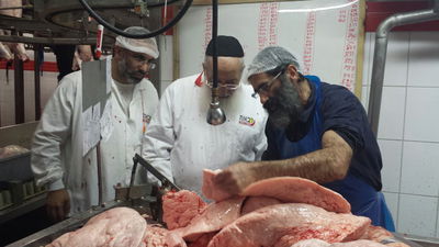 הגר"ש עמאר בביקור במשחטת "בית יוסף"