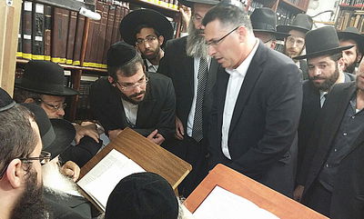 צפו בוידאו: השר גדעון סער מנחם את שר התורה הגר"ח קנייבסקי