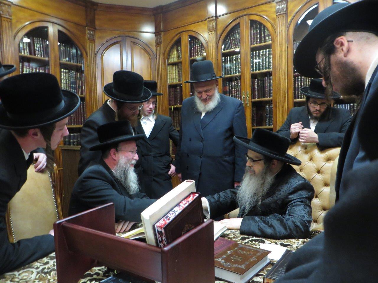 תיעוד: אב"ד בעלעד בביקור אצל אדמו"רים