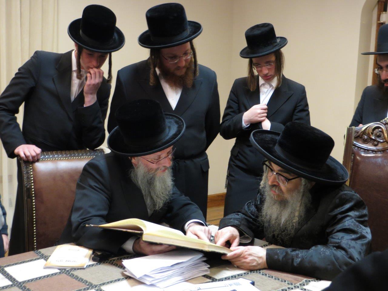 תיעוד: אב"ד בעלעד בביקור אצל אדמו"רים