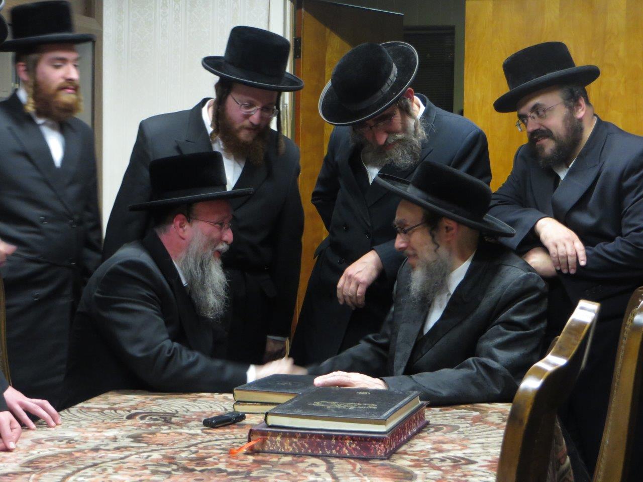 תיעוד: אב"ד בעלעד בביקור אצל אדמו"רים