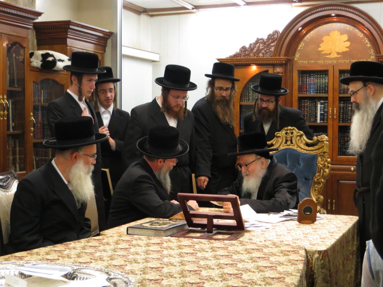 תיעוד: אב"ד בעלעד בביקור אצל אדמו"רים