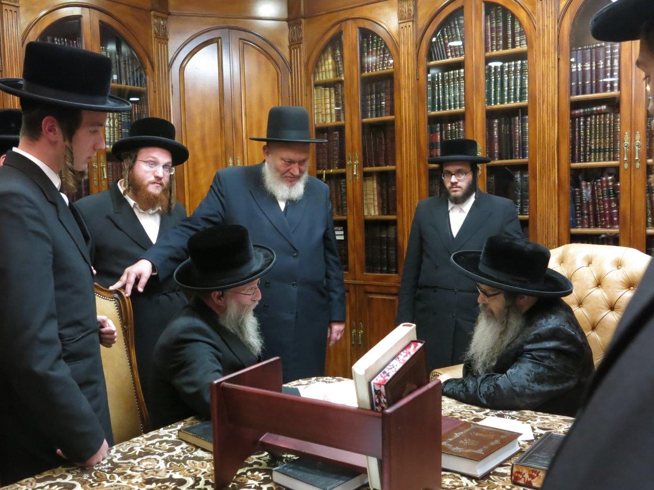 תיעוד: אב"ד בעלעד בביקור אצל אדמו"רים