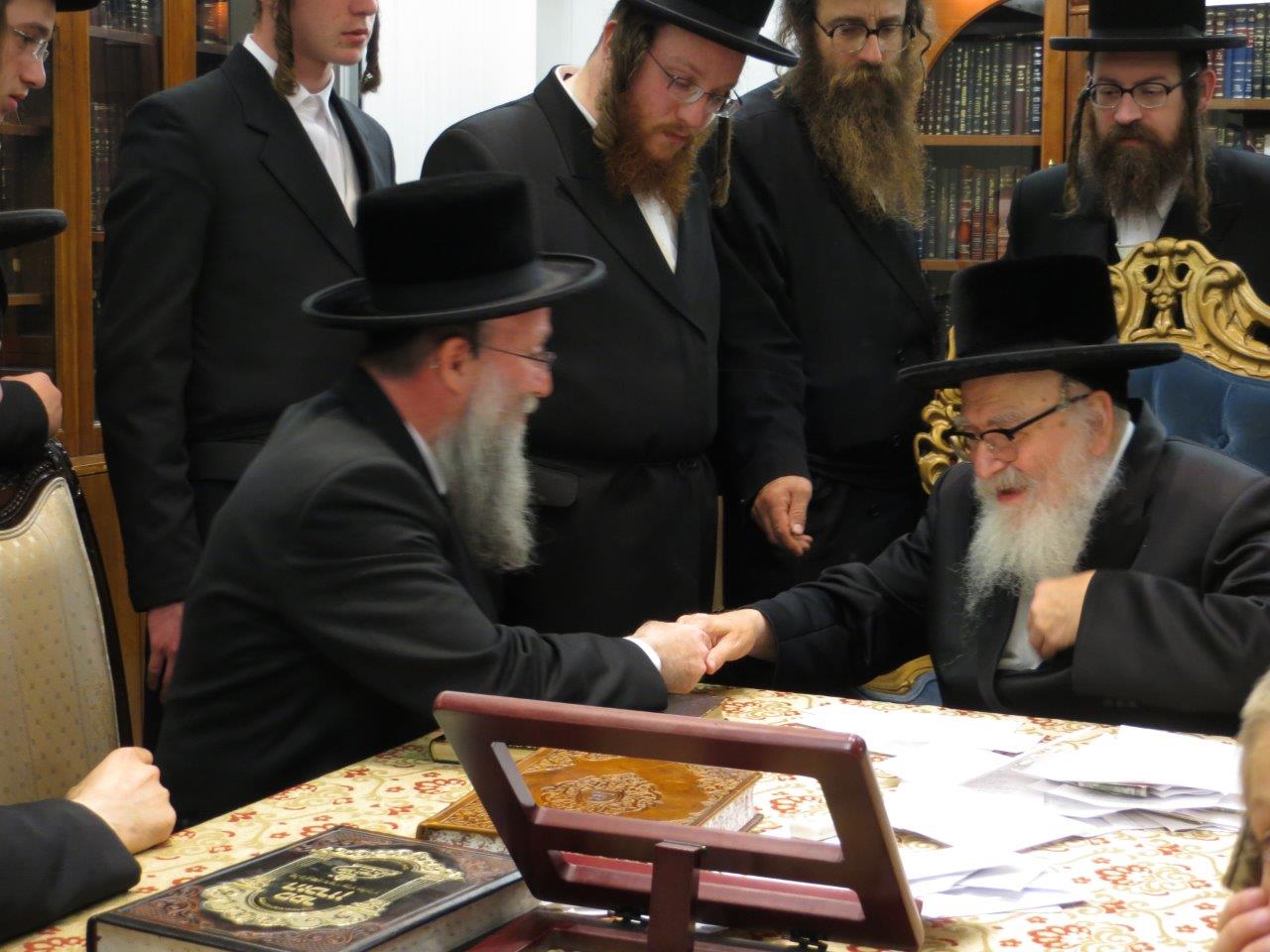 תיעוד: אב"ד בעלעד בביקור אצל אדמו"רים