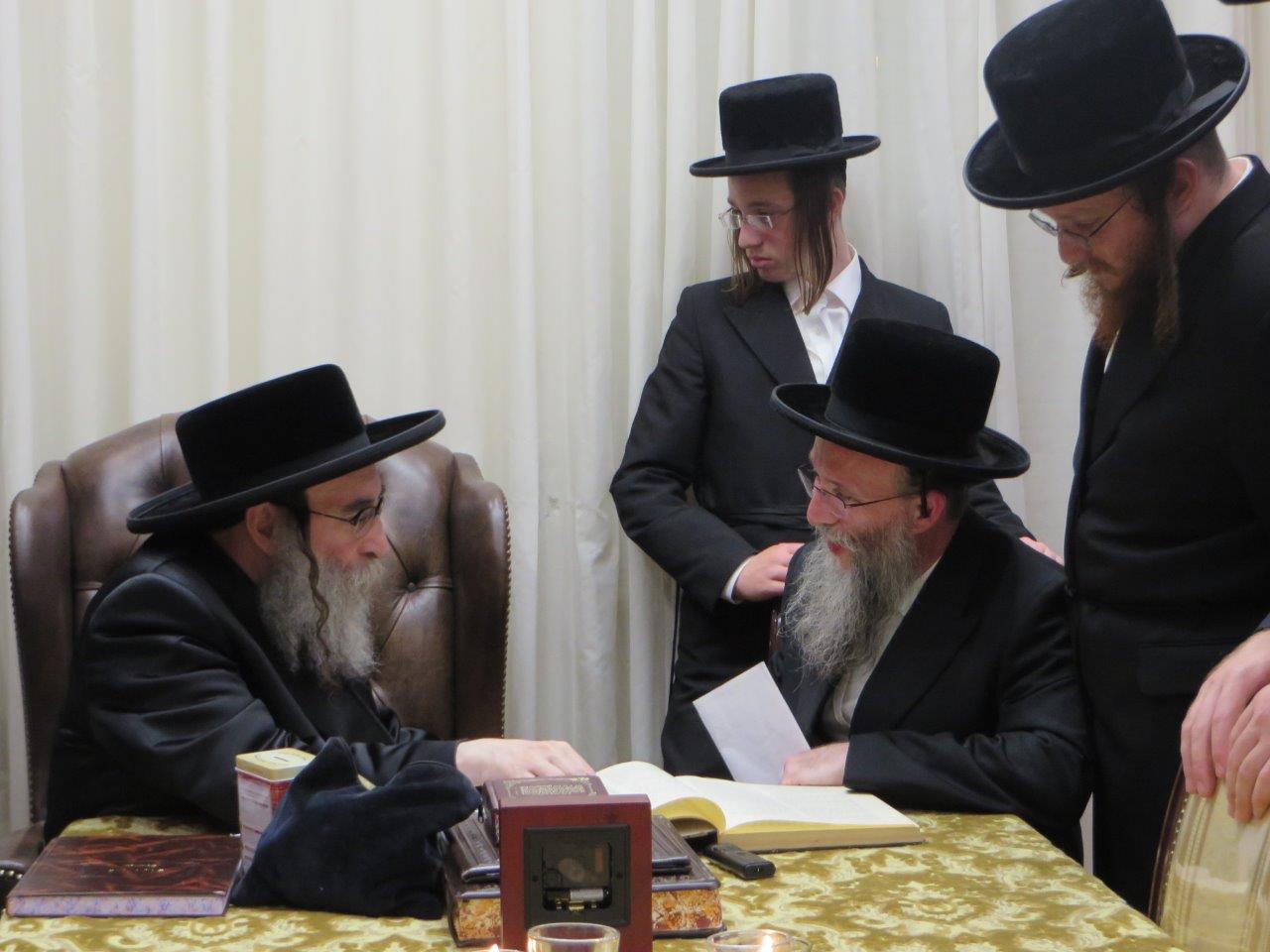 תיעוד: אב"ד בעלעד בביקור אצל אדמו"רים