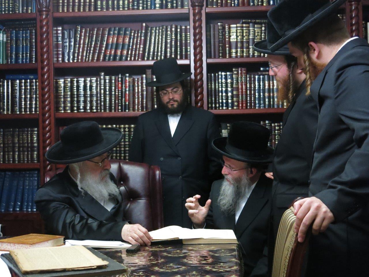 תיעוד: אב"ד בעלעד בביקור אצל אדמו"רים