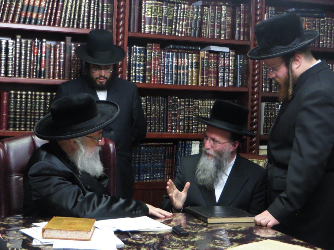 תיעוד: אב"ד בעלעד בביקור אצל אדמו"רים