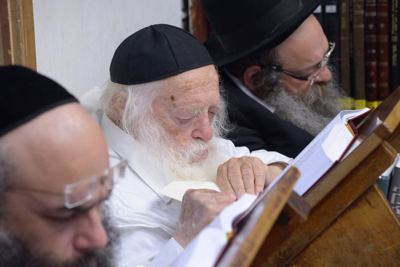 רבנים ואדמו"רים מנחמים את מרן הגר"ח קנייבסקי