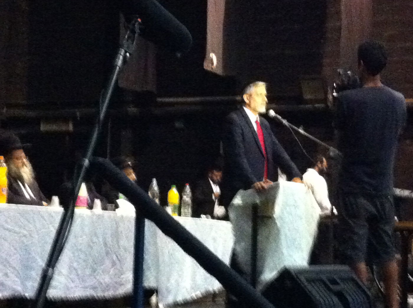 עשרות בעצרת "הענק" של הגר"ש עמאר וח"כ אלי ישי