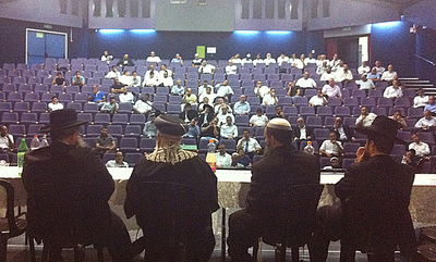 עשרות בעצרת "הענק" של הגר"ש עמאר וח"כ אלי ישי