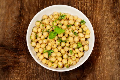 סלט גרגרי חומוס וכוסברה