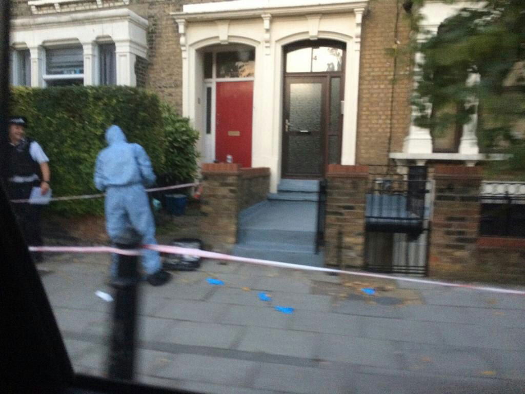 חוקרי המשטרה בזירת התקיפה מאמש