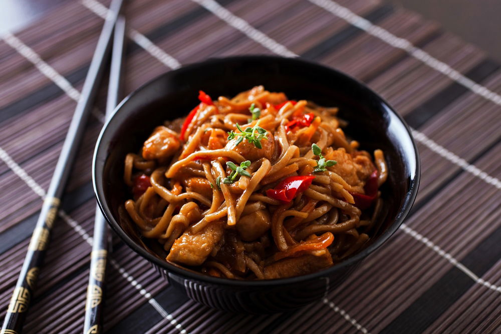 ירקות מוקפצים עם נודלס ורצועות חזה עוף