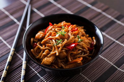 ירקות מוקפצים עם נודלס ורצועות חזה עוף