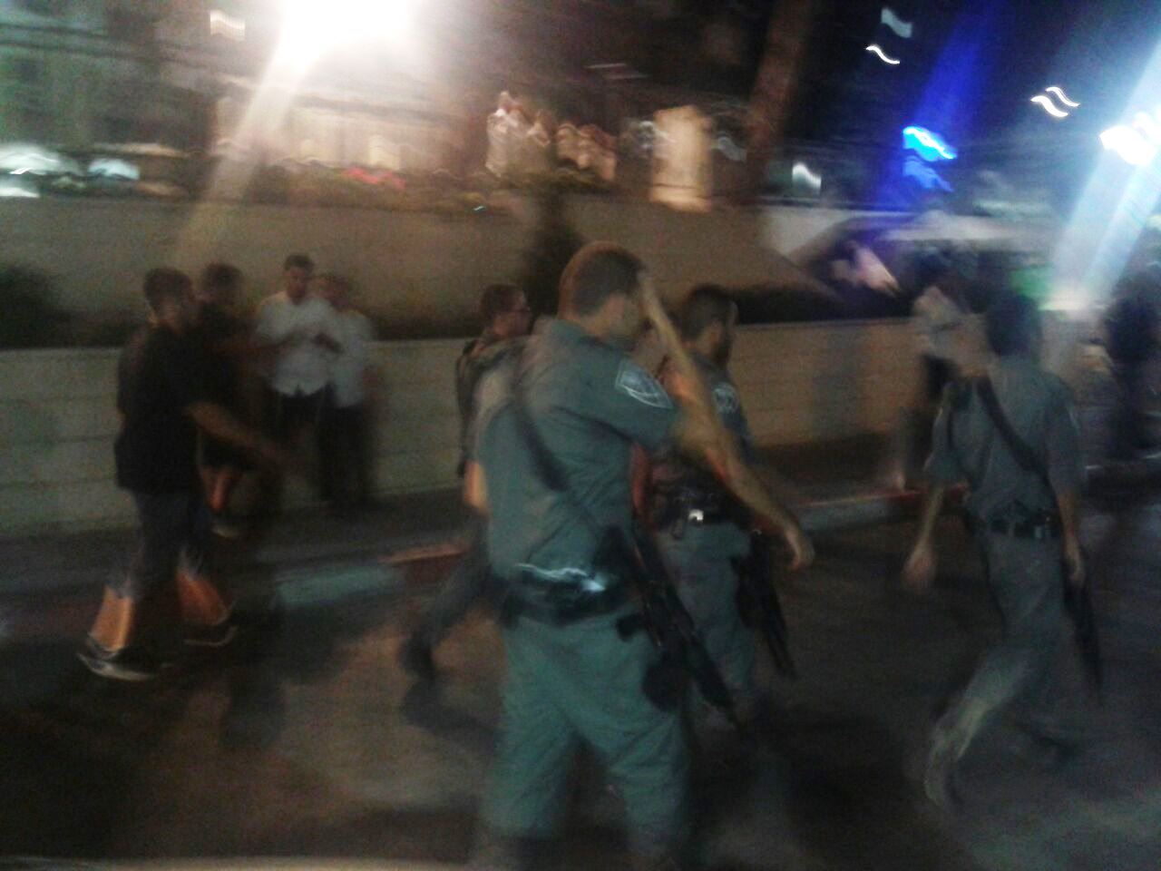 צפו: בלש בועט במפתיע בפניו של בחור מהישיבה