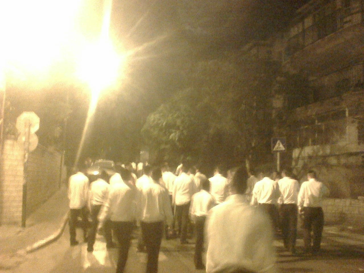 צפו: בלש בועט במפתיע בפניו של בחור מהישיבה