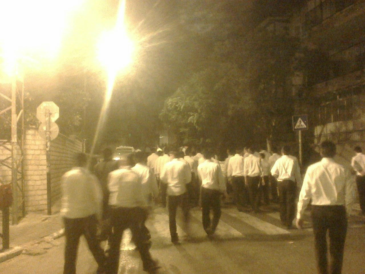 צפו: בלש בועט במפתיע בפניו של בחור מהישיבה