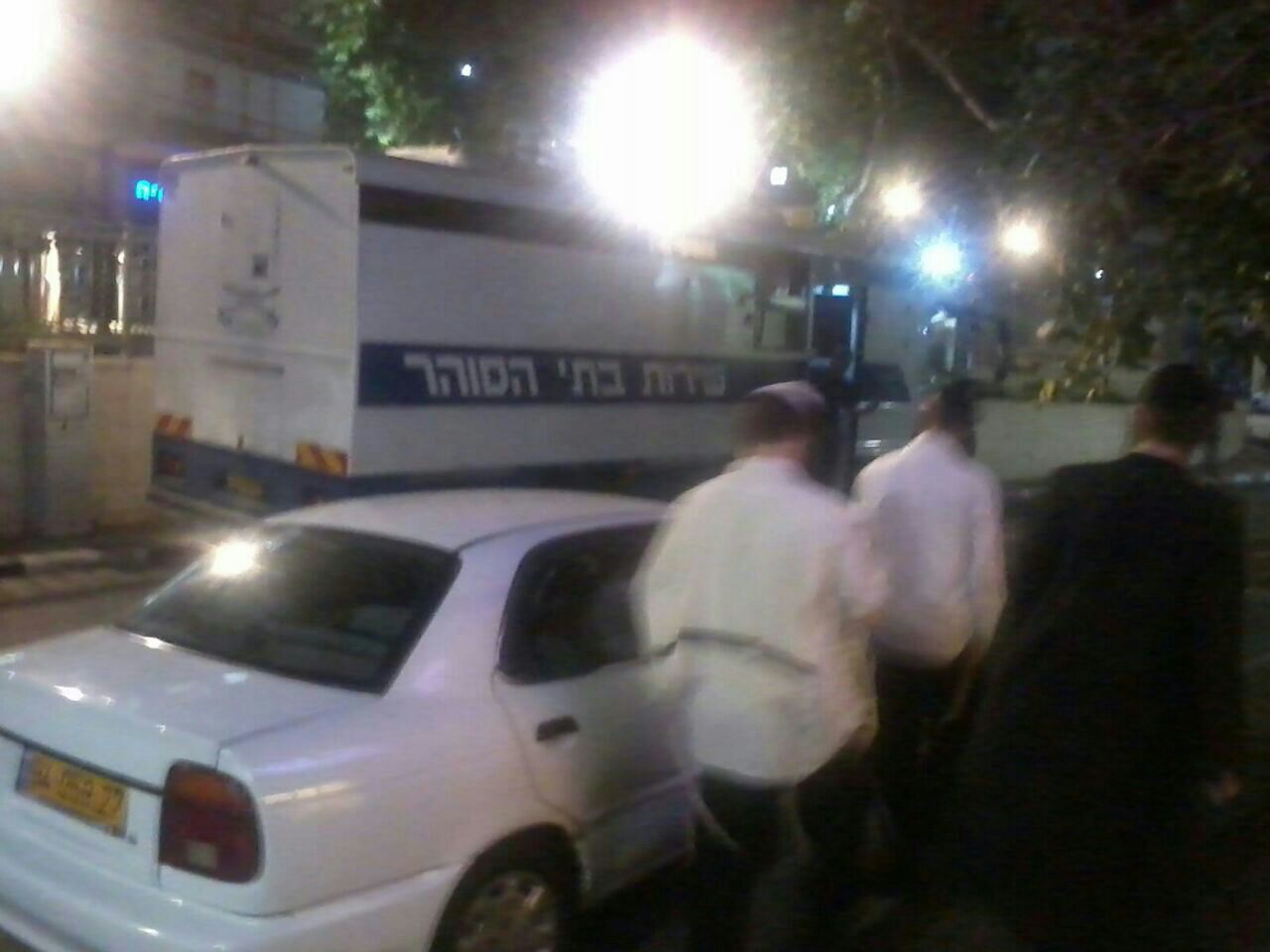 צפו: בלש בועט במפתיע בפניו של בחור מהישיבה