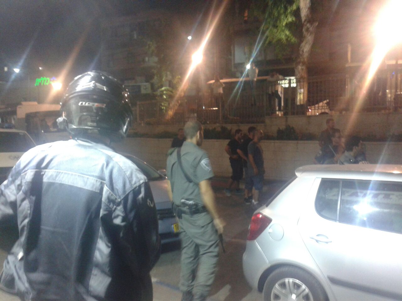 צפו: בלש בועט במפתיע בפניו של בחור מהישיבה