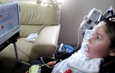 מדהים: הילד החרדי שמצליח לדבר עם הוריו דרך מצמוץ