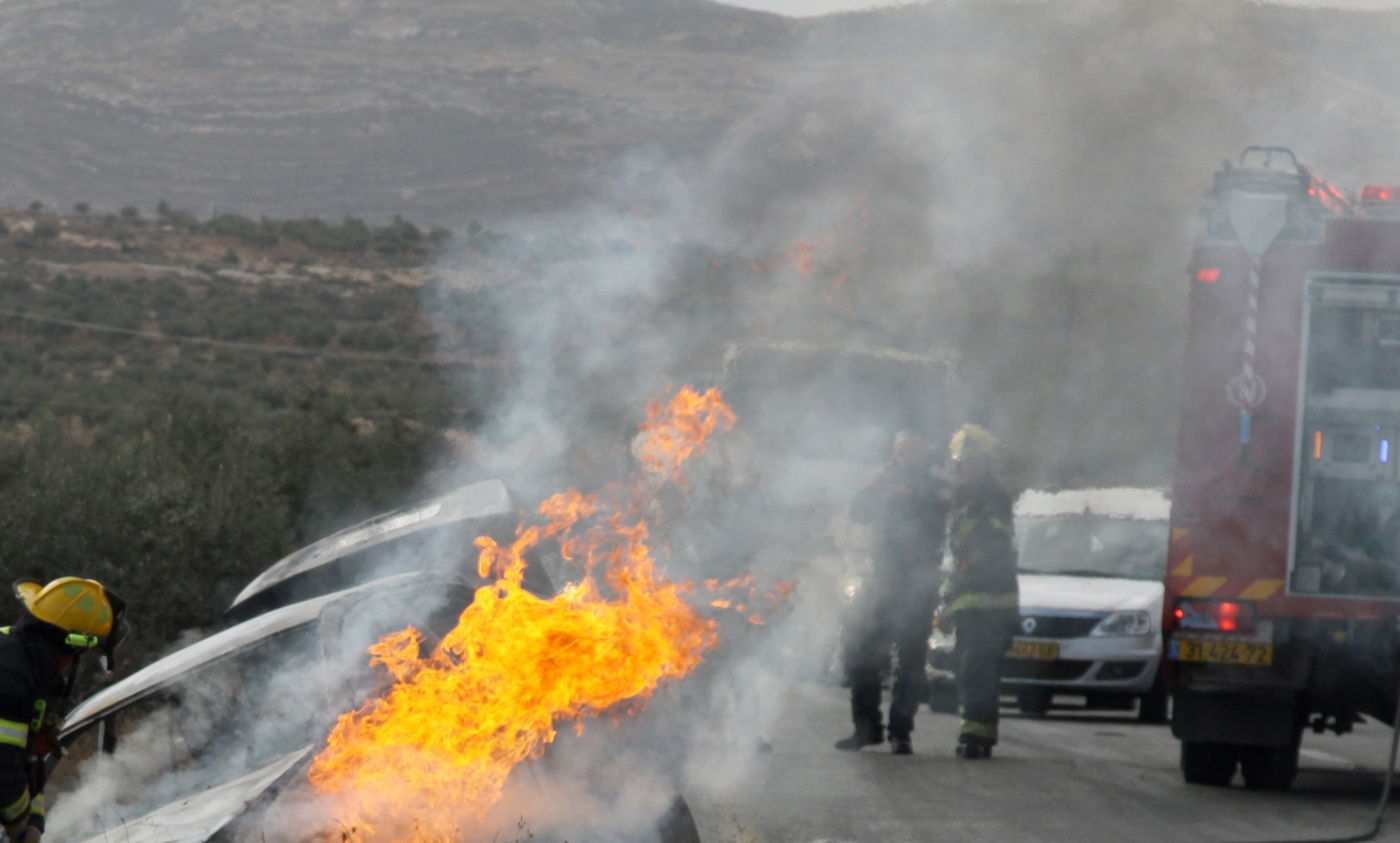 רכב שנפגע מבקבוק תבערה