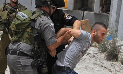 שוטרי מגב עוצרים חשוד בהפרות הסדר