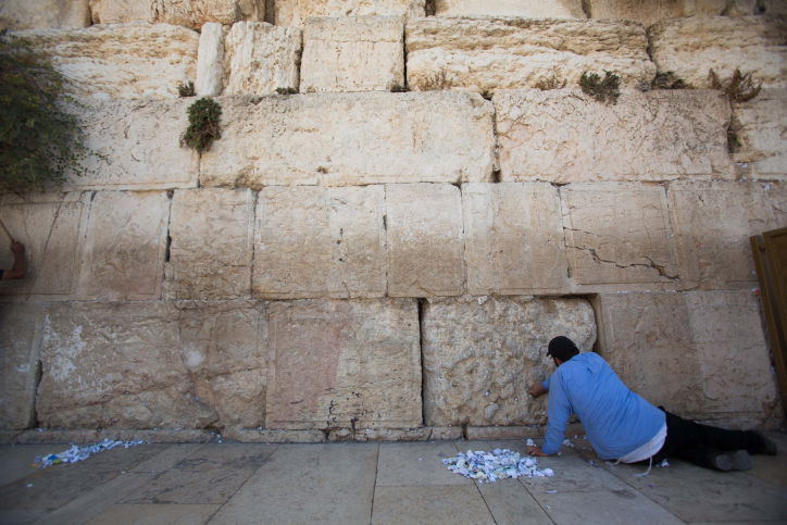לכבוד יום הדין: הכותל המערבי נקי מפתקים