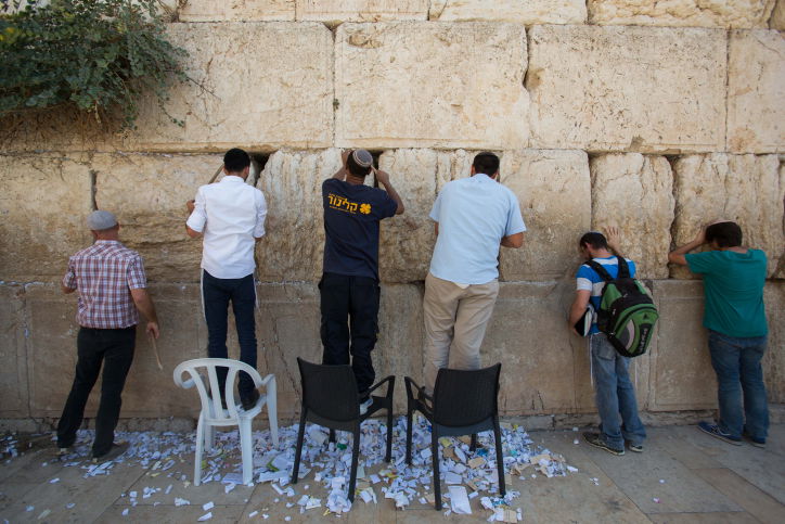 לכבוד יום הדין: הכותל המערבי נקי מפתקים