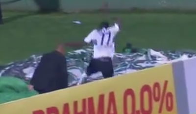 צפו: השחקן הבקיע - ונפל לבור