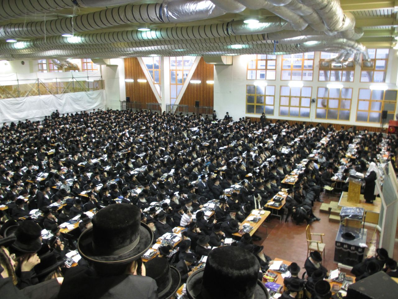 האדמו"ר מצאנז פרץ בבכי: "כל יהודי הוא עולם ומלואו"