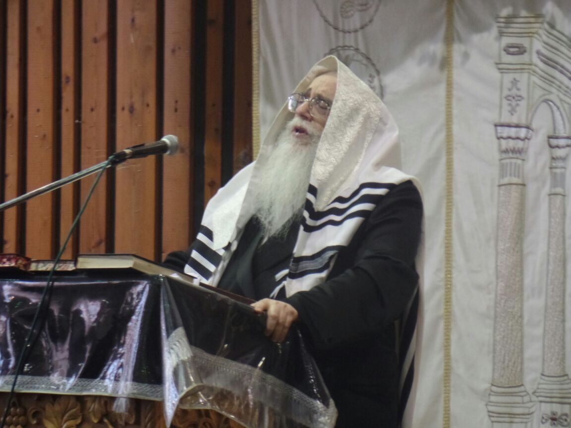 האדמו"ר מצאנז פרץ בבכי: "כל יהודי הוא עולם ומלואו"