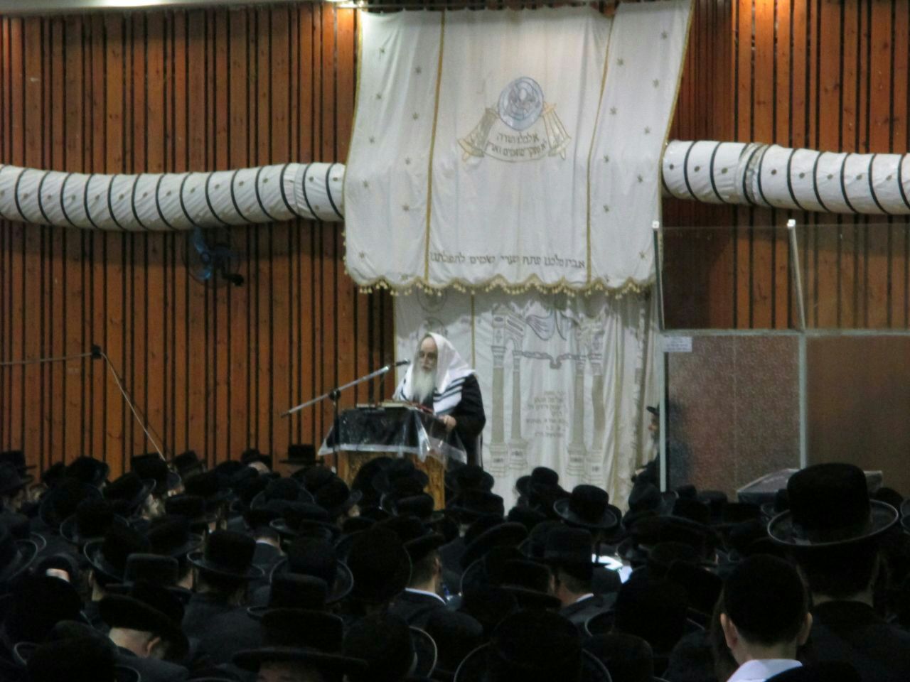 האדמו"ר מצאנז פרץ בבכי: "כל יהודי הוא עולם ומלואו"