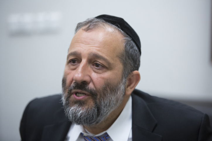 דרעי תוקף: 'הממשלה מכניסה יד לכיס האזרחים'