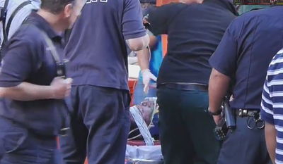 איש העסקים שנדקר מובל על ידי כוחות ההצלה