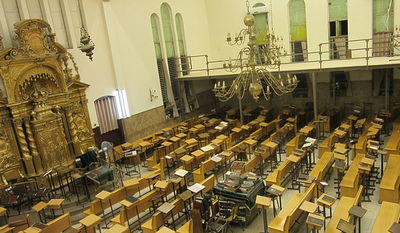 הגלריות בהיכל ישיבת פוניבז'