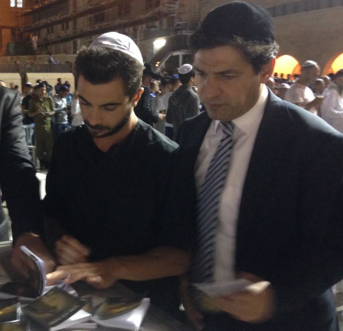 חצות לילה: השחקנים איתי תורג'מן ועודד מנשה בסליחות ברחבת הכותל