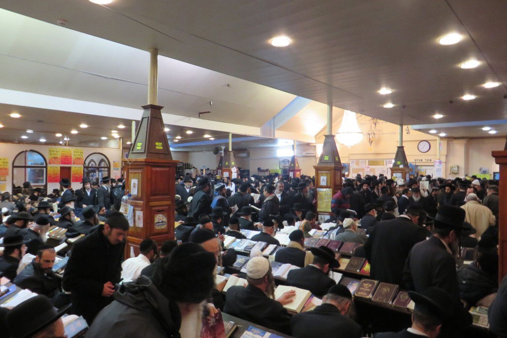 ערב ראש השנה: עשרות אלפי חסידים באומן • צפו בתיעוד מהציון