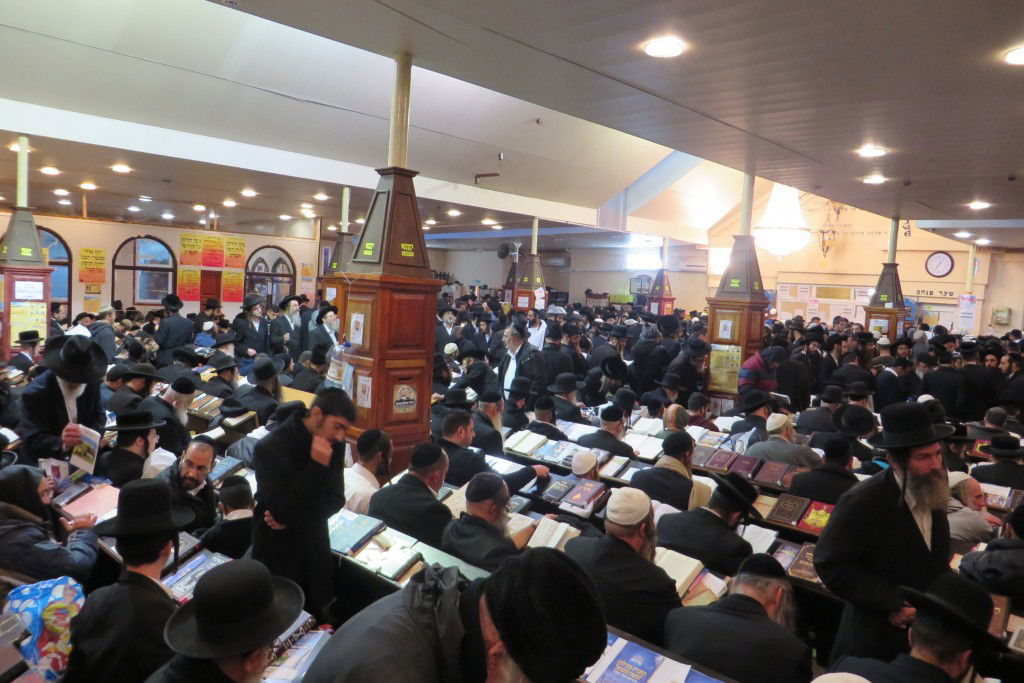 ערב ראש השנה: עשרות אלפי חסידים באומן • צפו בתיעוד מהציון