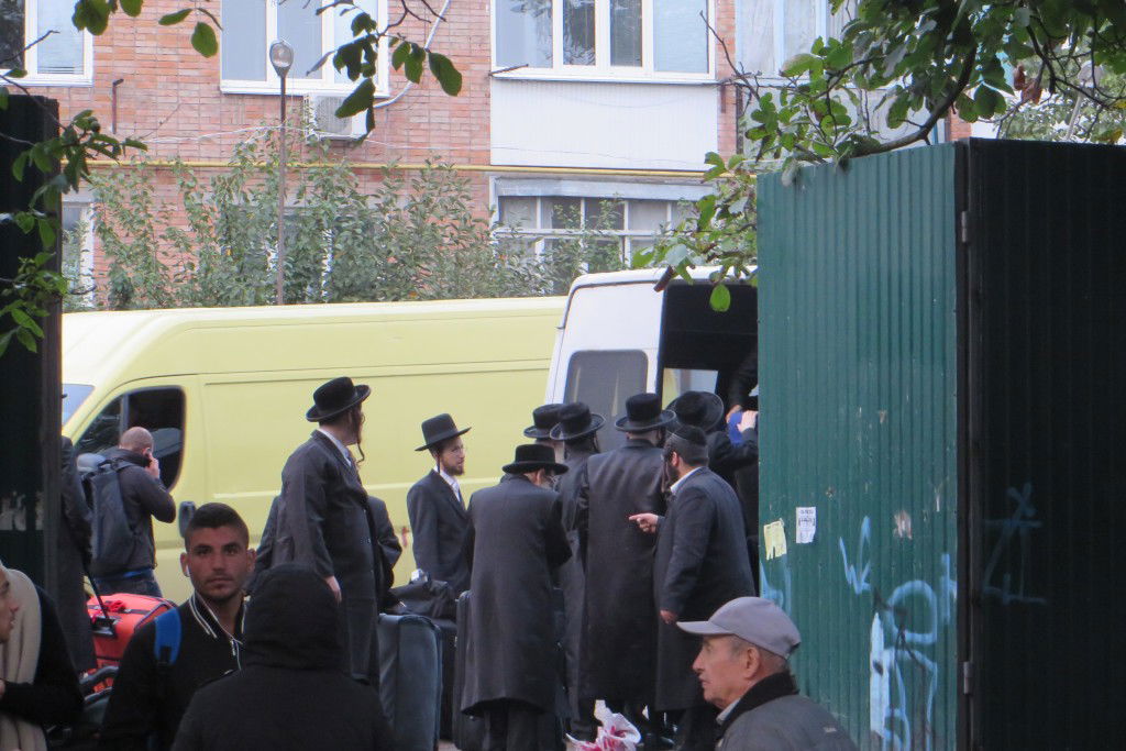 ערב ראש השנה: עשרות אלפי חסידים באומן • צפו בתיעוד מהציון