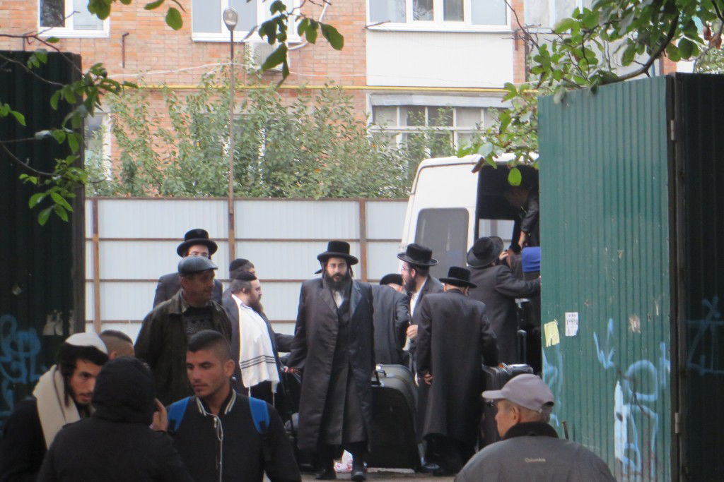 ערב ראש השנה: עשרות אלפי חסידים באומן • צפו בתיעוד מהציון